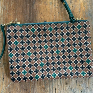 Clutch  - Säljer denna clutch från malene birger. Använd fåtal gånger och är i fint skick 🤎
