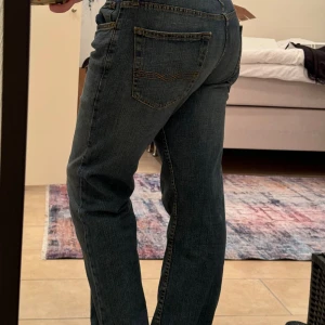 Levis jeans  - Lågmidjade Levis jeans i väldigt bra skick. Raka/utsvängda jeans! 