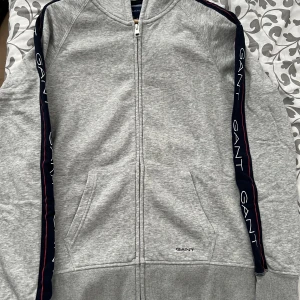 Gant huvtröja  - Gant huvtröja med dragkedja. Gant text på armarna. Storlek M.