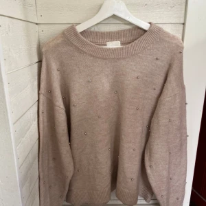 Stickad tröja  - En fin oanvänd stickad tröja i storlek medium.  (Tvättar innan jag skickar) 