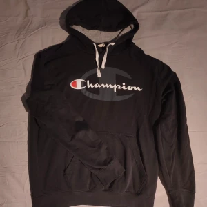 Champion Hoodie Vintage Storlek S/M - Som syns på bild 2 & 3 har logotypen lite små skavanker. Plagget är övrigt i fint skick, kontakta mig vid frågor!🌻  /Janne