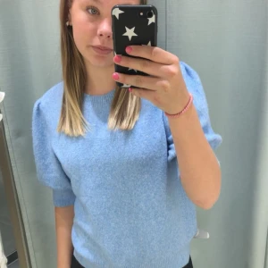 Kortärmad stickad tröja - Stickad kortärmad tröja i ljusblå från Vero Moda⭐️ Använd några gånger och tröjan är lite nopprig. Storlek L men passar S/M också. Köpte för 230 kr⭐️