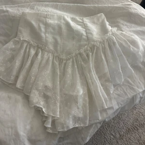 Vit kjol - Köpt på Vinted men tror den va från Shein. Säljer då den va lite för liten för mig. 🤍
