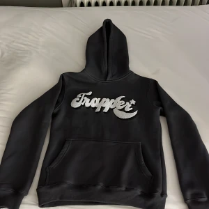 Trapper hoodie - Säljer denna trapper hoodie riktigt bra skick. Tröjan säljs inte längre! Köpt för 800:)