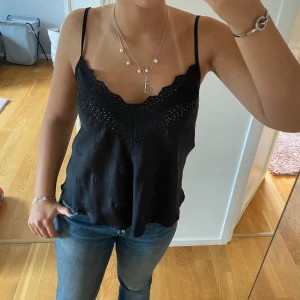 Zara linne - Så fint svart mönstrat linne från zara, sorlet S💞