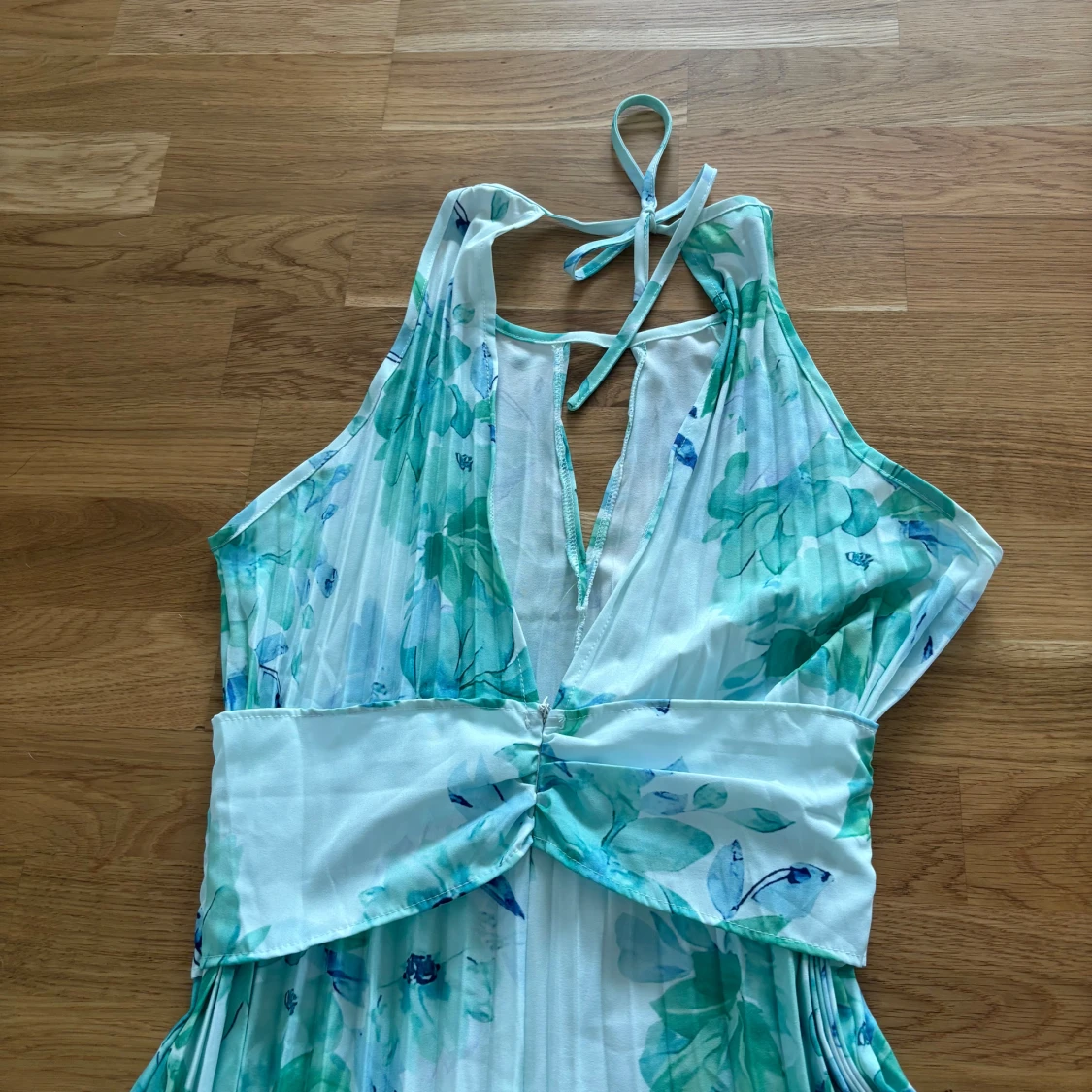 Vacker blommig klänning halterneck  - 92