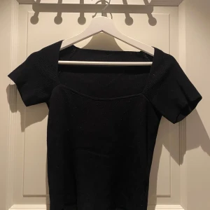 Topp - Säljer denna jätte fina toppen då den inte kommer till användning. Den är i fint skick och har inga defekter. Använd fåtal gånger. Finns ingen lapp så kommer inte ihåg vart den är ifrån och skulle gissa på storlek xs/s.🩷