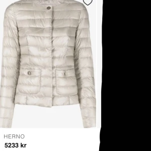 Herno jacka - En jätte fin herno jacka i nyskick❤️ Storlek s, men skulle säga passar från xs till m❤️ Inga tecken på användning😊 Orginal pris 5000kr