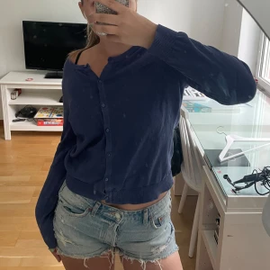 Lila kofta💜💜💜 - (SMUTSIG SPEGEL!!!) säljer denna superfina och söta kofta från HM!!! Lila och vet ej storlek men skulle säga S/M💜💜💜