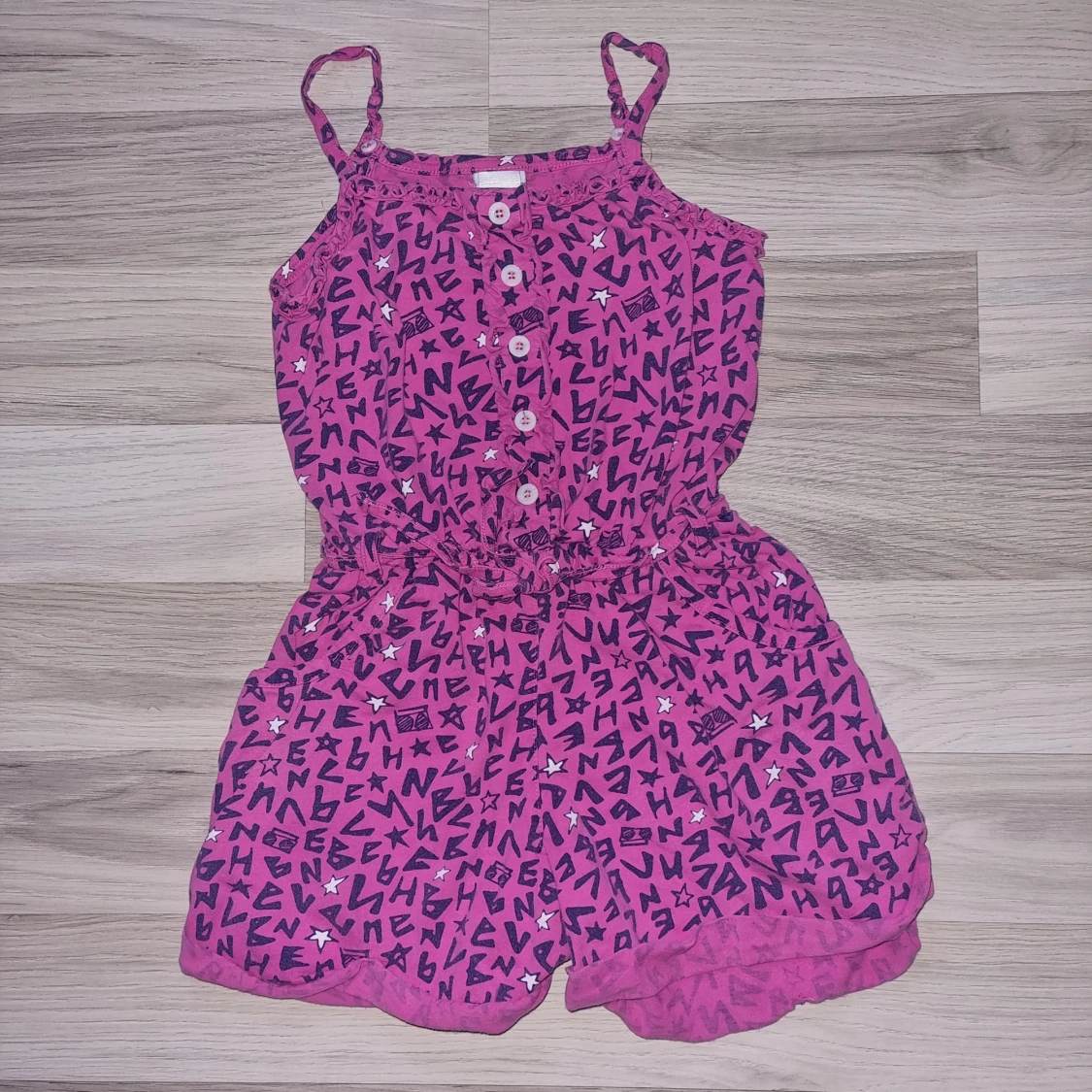 Rosa klänning med bokstavsmönster