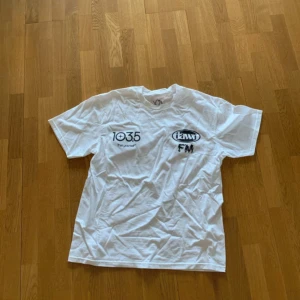The Weeknd x Urban Outfitters T-shirt - Står M på tröjan men den passar som L, den är i helt nytt skick och använd 1 gång, tag finns kvar.  Axelbredden är 20cm och Längden är 30cm