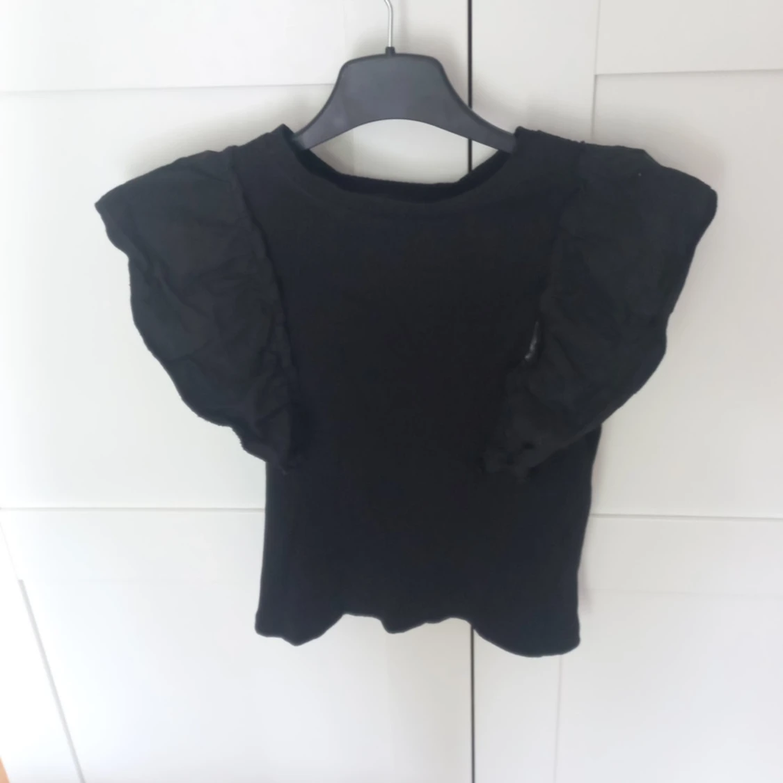 Svart topp med volangärm