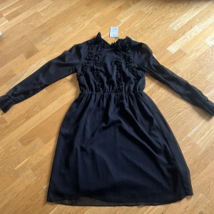 DAISY GRACE frilly dress - Supersnygg frill klänning som passar till alla tillfällen !! Den är i superbra skick då den aldrig blivit använd 💖 köpt för 899kr !!