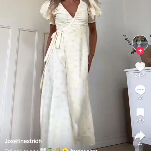 Adoore klänning  - Helt magisk adoore klänning som bara är använd en gång! Den är helt slutsåld på hemsidan, nypris 1695 kr