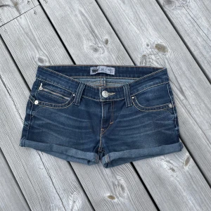 Levis LowWaist JeansShorts - Mycket bra skick🥰Kolla gärna in våra andra varor också🤩 Midjemått: 74 (stretchigt material) Ytterbenmått: 23