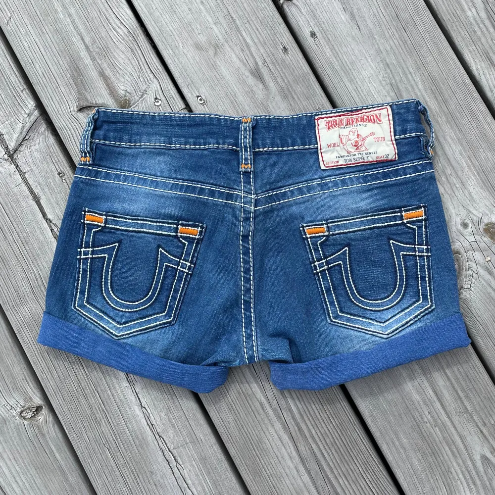 Mycket bra skick🥰Kolla gärna in våra andra varor också🤩 Midjemått: 76 (stretchiga) Ytterbenmått: 26. Shorts.