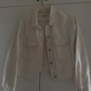 Vit jeansjacka  - Vit jeans/denimjacka i storlek xs från ginatricot. Har endast haft på mig den några gånger. Pris kan diskuteras. Kontakta mig gärna om du har frågor eller vill ha fler bilder :)