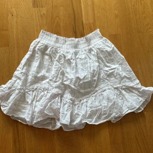 Kjol &Otherstories - En lila och vit rutig kjol från &otherstories. Köpt på sellpy men aldrig använd. 