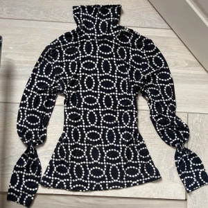 Tröja - Jättesnygg svart turtleneck tröja med vit mönster🤍 jätteskönt och luftigt material 🤍  Aldrig använd och är i Nyttskick! 