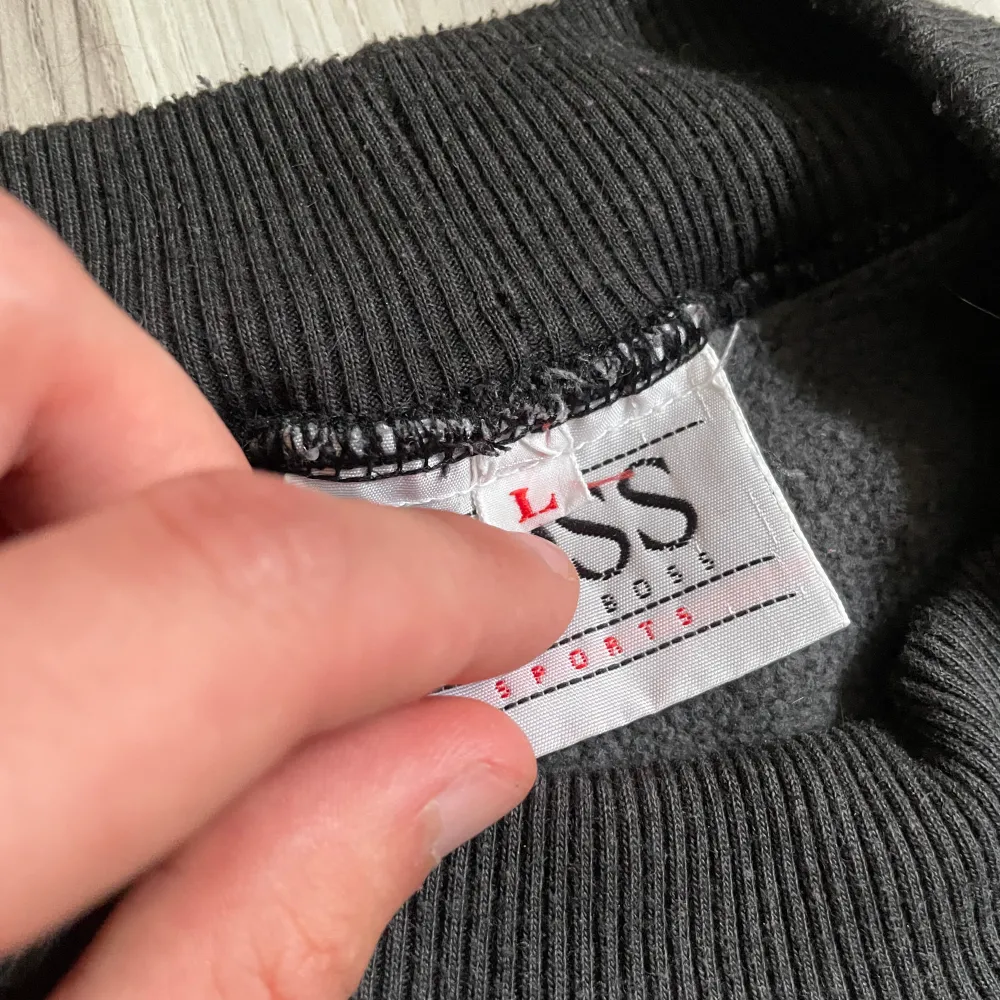 Vintage Bootleg Hugo Boss Crewneck. Fint skick. Size L, men passar bra på mig som en S/M med. Sjuk krage. Skriv om fler bilder eller mått önskas. Se mina andra annonser, ordnar bättre pris vid köp av flera plagg!. Tröjor & Koftor.