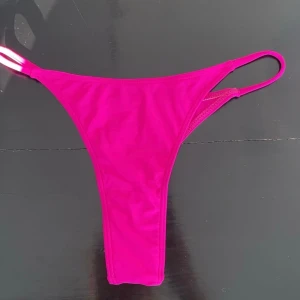 Oanvänd bikiniunderdel  - Säljer denna superfina ”skrikrosa” underdel. Den lyser jättefint i solen ☀️ Aldrig använd pågrund av att den tyvärr inte passar 🫶🏽
