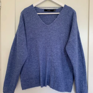 Blå stickad tröja  - Jag säljer en blå stickad tröja i storlek M som har använts ett fåtal gånger och är i ett bra skick! Tröjan är köpt för 230kr men säljer för 90kr