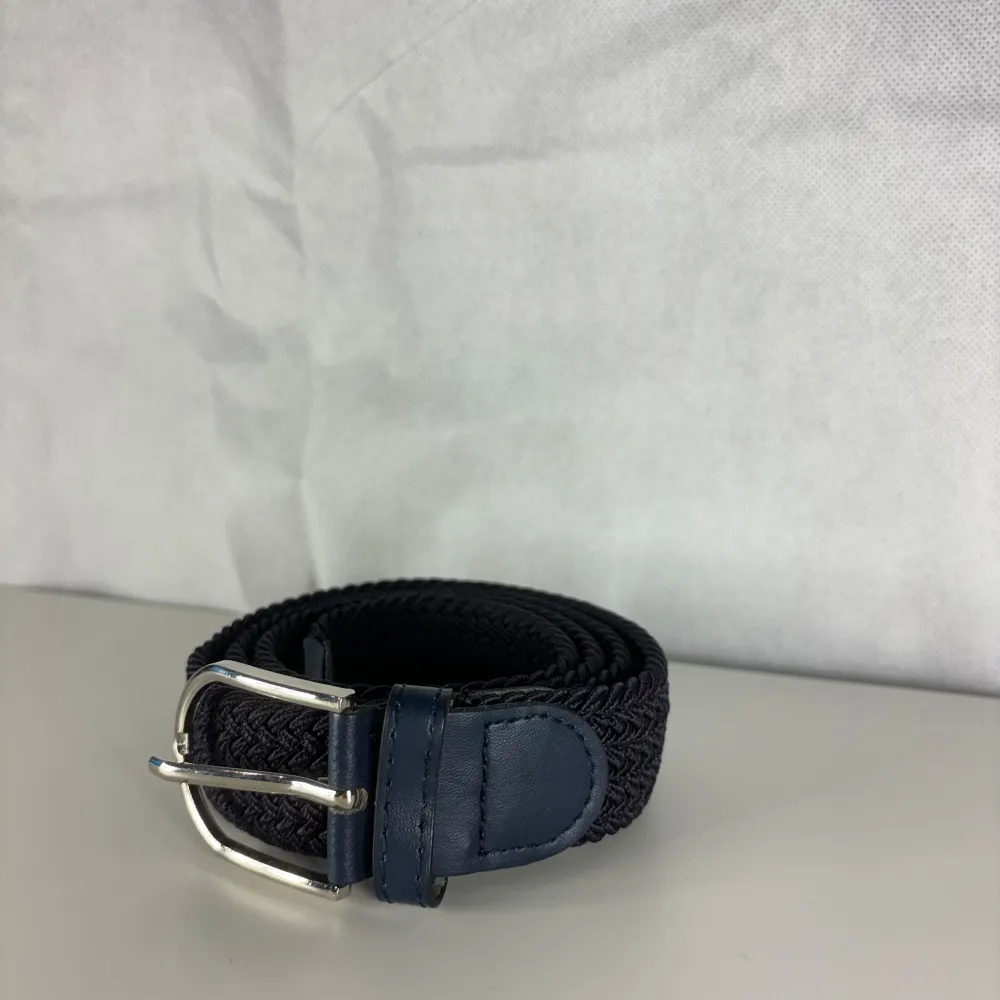 Köp ett bälte för 199kr och få ett gratis armband på köpet! Perfekt som present eller för att unna dig själv något extra.  Bältet är i storlek 100cm . Accessoarer.