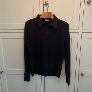 Filippa K tröja  - Mörklblå Filippa K tröja i mycket fint skick 