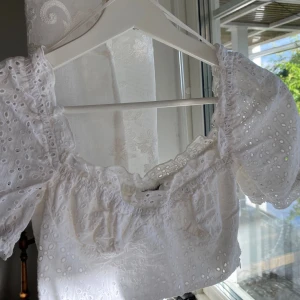 Bershka top xs - Super söt broderad topp från Bershka🌸 storlek xs. Andvänd endast en gång.  Toppen är liten i storleken. Har en dragkedja på sidan. 