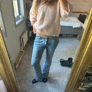 Bootcut jeans - Ett par skit snygga boot cut jeans som är lågmidjade. Storleks lappen är borta men skulle säga att de passar de dom har S/M i byxor. 