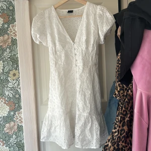 Klänning från gina - Fin klänning i storlek xs, aldrig använd  prislappen lossnade när jag testade hemma så fick ej returnera🥲 nypris 500