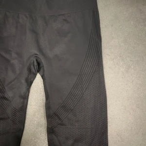 Träningstights - mönstrade träningsbyxor/leggings i stretchmatereal. Högmidjade med "Scrunch" baktill.  Dem är aldrig använda pga felköp, Små i storleken.  