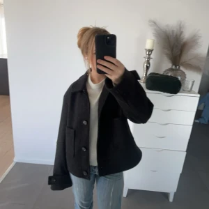Svart kappa  - Säljer min svarta kappa från lager 157 då jag inte längre har användning för den. Perfekt för hösten. Den är i storlek s, som passar mig som är runt om 160. Skriv för mer bilder/frågor. (sista bild lånad)💞