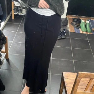 Svart lång kjol i linne - Svart lång, kjol. Linnematerial. från asos. Storlek S. Använd en gång. Var för liten, och hann inte skicka tillbaka den. 