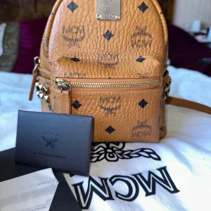 Väska  - Säljer äkta McM stark Bebe Boo Backpack💕superfint ✅finns kvitto,påse kort, mått: bredd 14 djupt 21, priset kan diskutera, möte upp, finns i Jönköping 