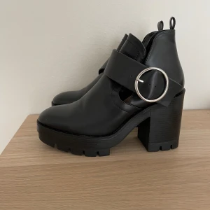 Skor boots klackar - Klackskor från zara Strl 38 Använd en gång