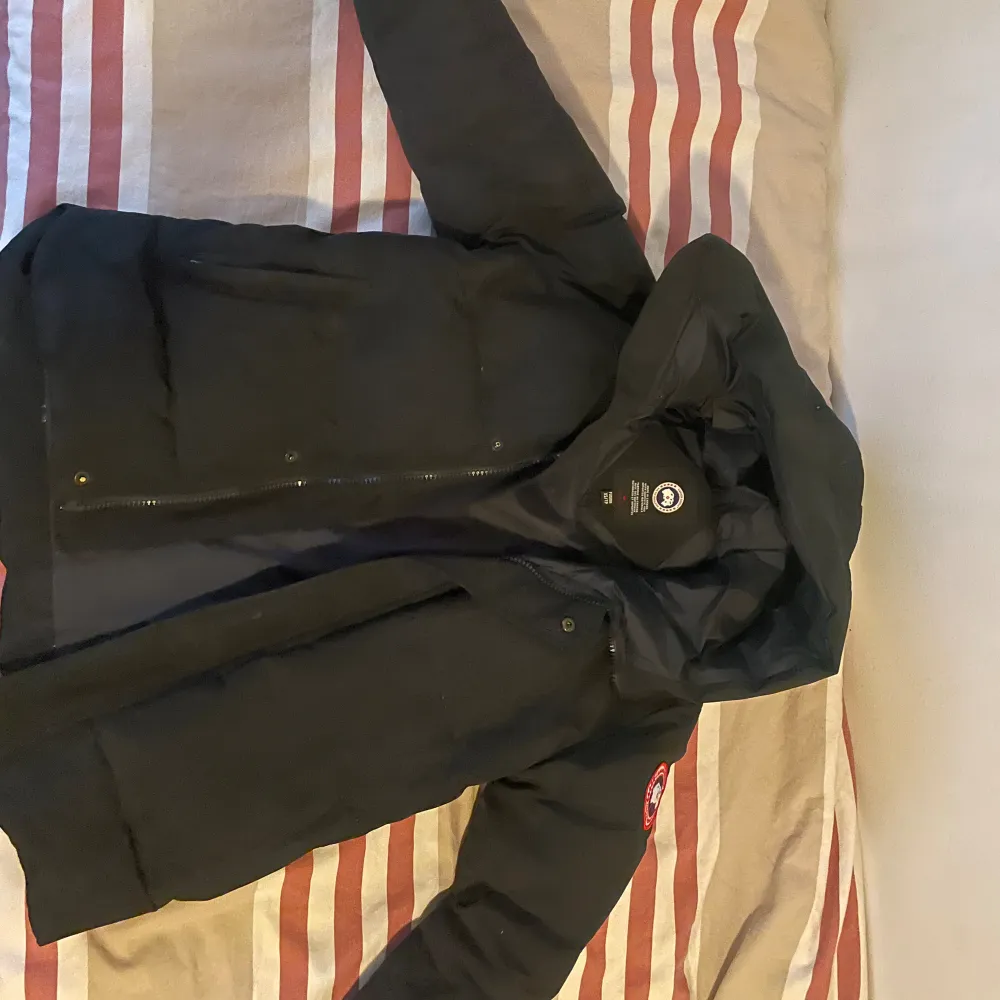 Säljer ni min canada goose jacka för den är för liten för mig nu Storlek Xs passar även S pris kan diskuteras vid snabb affär . Jackor.