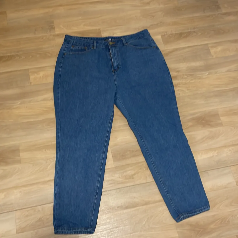 Blåa jeans i bra skick helt oanvända. Bra i passformen.. Jeans & Byxor.