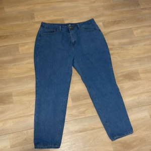 Blåa jeans  - Blåa jeans i bra skick helt oanvända. Bra i passformen.