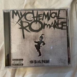 My chemical romance CD-skiva  - Säljer även min my chemical romance CD SKIVA då det inte är min stil längre  Köpt för ca 100kr på bengans men  säljer  för 80kr Spelad typ 3-6gånger 