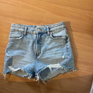 Zara shorts - Ljusblå shorts från Zara med hål i❤️ I toppskick endast använt 2 gånger ish, Passar nån bra i längden som är 163 cm till 166 cm