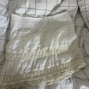 Kjol - Snygg vit kjol men både spetts och volang, perfekt till sommaren💗💗