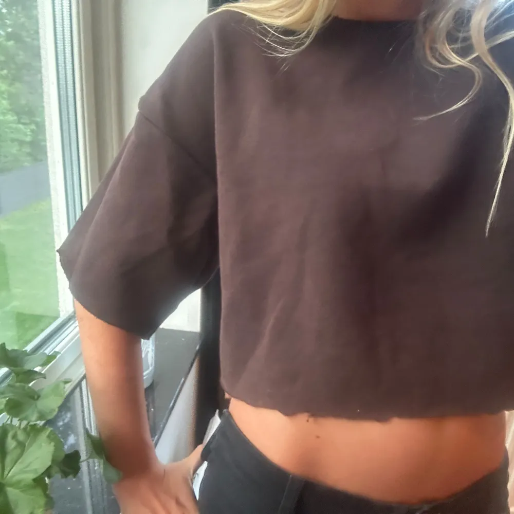 Super skön och kortärmad tshirt ursprungligen från gina tricot🌟 Jätte söt brun färg🐻. T-shirts.