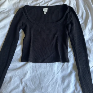 Topp hm - Topp från hm som formar kroppen så snyggt!!