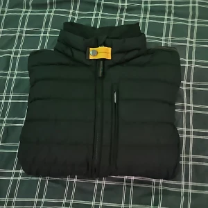 Parajumper jacka  - äkta parajumper jacka är i skapligt fint skick som ni ser på bilden är den lite sydd men inget man tänker på då det är så litet är ett litet hål brevid på bilden också men annars är den i riktigt fint skick kostar 5200kr ny. Skicka bud mvh.