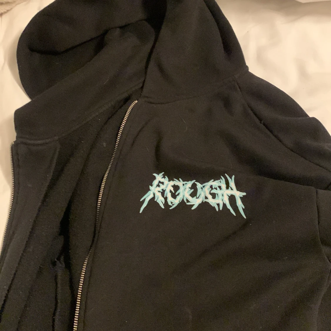 Svart kofta med tryck  - 90