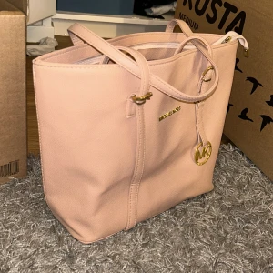 Michael kors väska - Säljer denna väskan som jag köpte i Bulgarien för några år sen, säljer för att den inte kommer till användning (inte äkta) 🩷