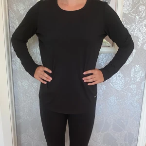 Tränings set - Newbody tränings set I färgen svart Material: polyester Överdel i stl: M  Nederdel i stl: M  Fint skick, se bilder. 