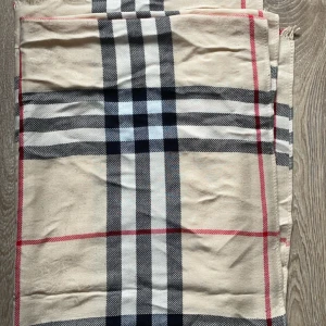 Burburry halsduk med påse - Burberry säljs för 1000kr för både påsen och halsduken. 850kr för halsduken, 250kr för påsen. Fast pris 