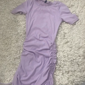 Klänning  - Tajt lila klänning med scrunch